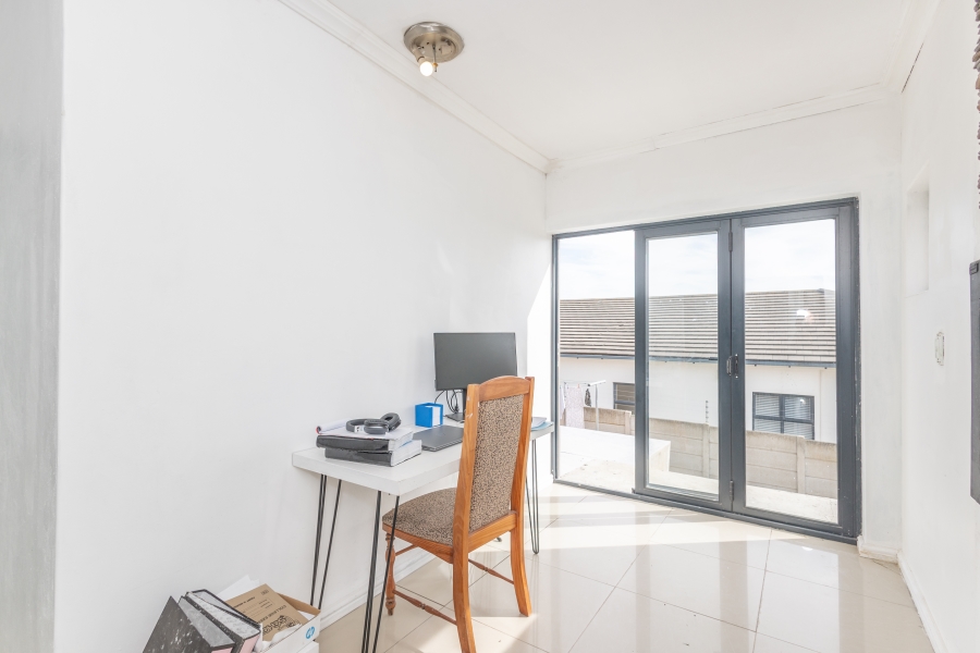 6 Bedroom Property for Sale in Jakarandas Western Cape
